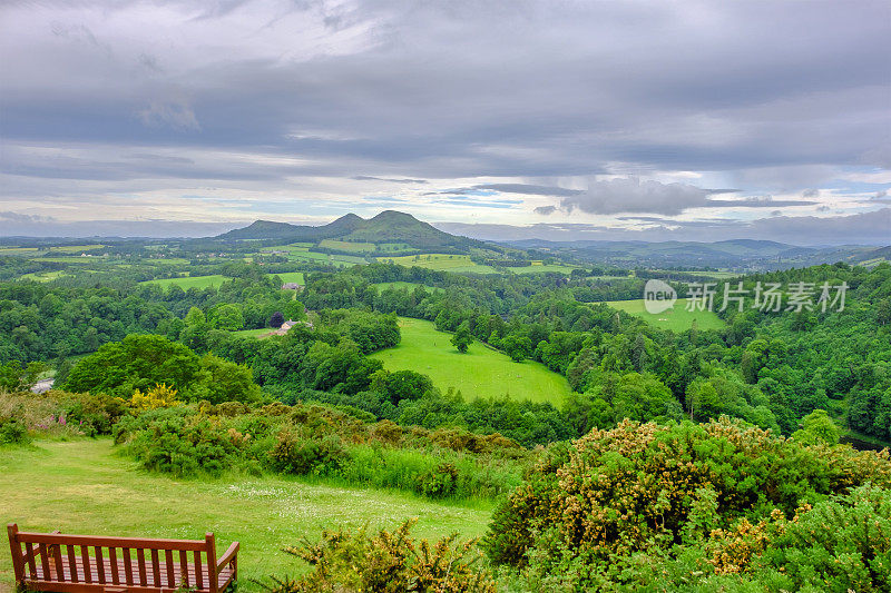 《斯科特的视角》(Scott’s View)，位于苏格兰边境，俯瞰特威德河(River Tweed)山谷，据说是作家沃尔特·斯科特爵士(Sir Walter Scott)的最爱。苏格兰